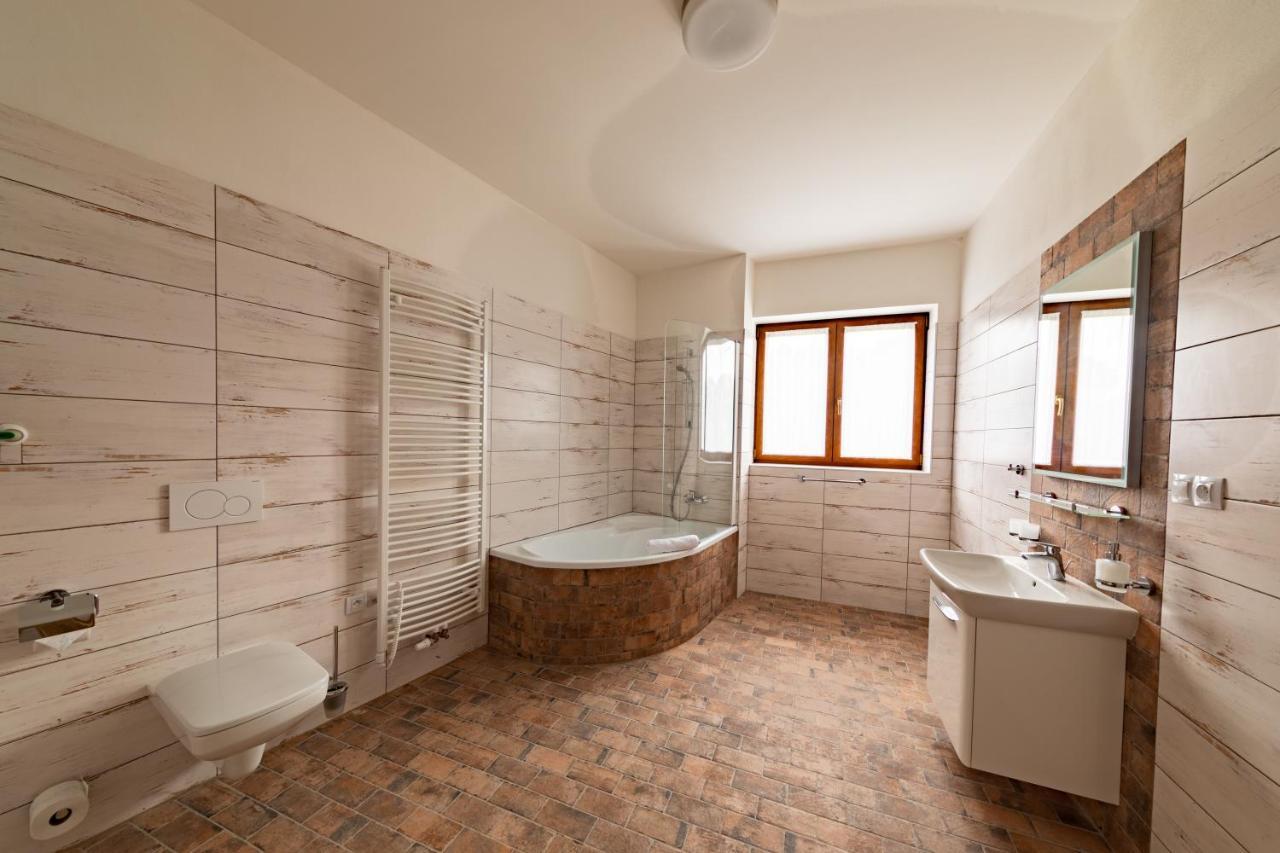 Residence Tvrz Skocice Esterno foto